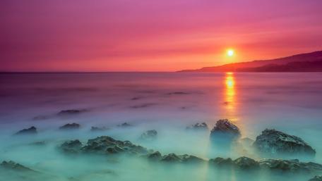 Serene Sunset Over the Ocean Waves wallpaper