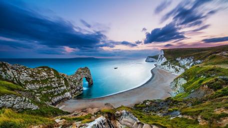 Tranquil Seashore at Dusk wallpaper