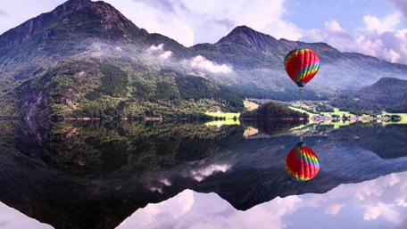 Hot Air Balloon Over Serene Lake wallpaper