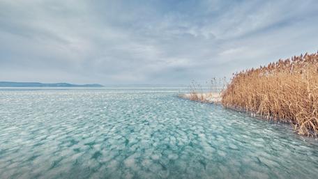 Tranquil Winter Lake Scene wallpaper