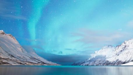 Majestic Northern Lights Over Serene Mountain Lake wallpaper