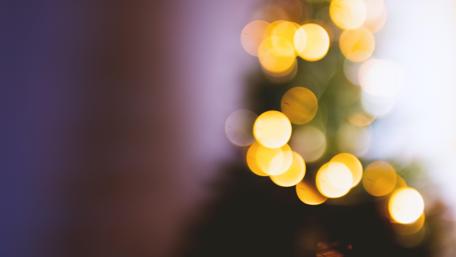 Golden Lights in Soft Focus for Tranquil Vibes wallpaper