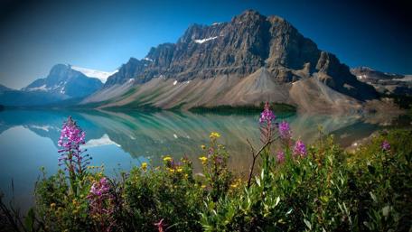 Serene Mountain Reflections on a Lake’s Surface wallpaper