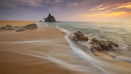 Serene Shoreline at Sunset wallpaper