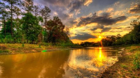 Serene Sunset Over a Tranquil River wallpaper