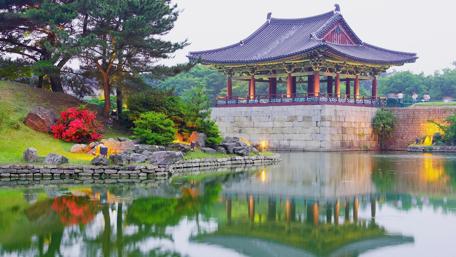 Tranquil Waterscape in South Korea wallpaper