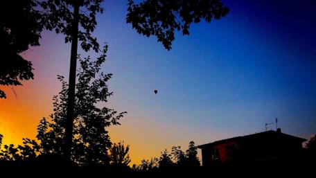 Serene Sunset with a Hot Air Balloon wallpaper