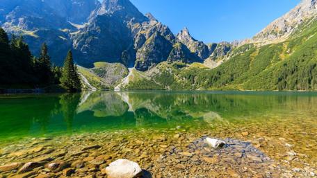 Tranquil Beauty of High Tatras Lake wallpaper