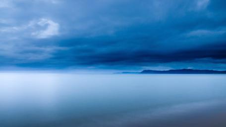 Misty Blue Horizon Over Calm Waters wallpaper