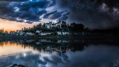 Twilight Reflections of Ottensheim Castle in 4K Beauty wallpaper