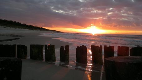 Serene Sunset Over Tranquil Seashore wallpaper