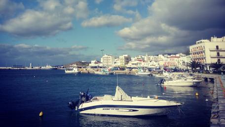 Charming Coastal Town in Daylight wallpaper