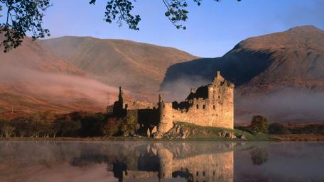 Majestic Kilchurn Castle by the Tranquil Water wallpaper