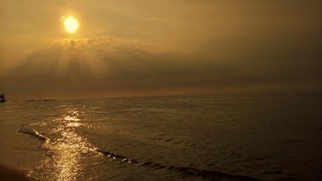 Golden Serenity Over Tranquil Waters wallpaper