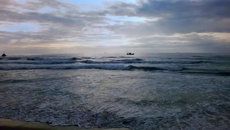 Serene Beach Sunset with Gentle Waves wallpaper