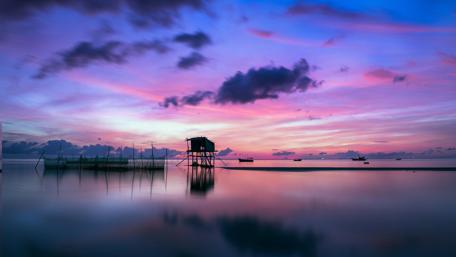 Tranquil Sunrise Over the Water wallpaper