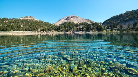 Lake Helen and Lassen Peak (Lassen Volcanic National Park) wallpaper