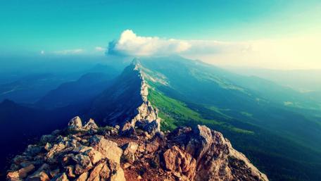 Majestic Mountain Summit at Dawn wallpaper