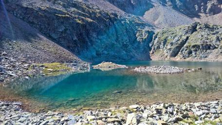 Serene Rocky Lake Surrounded by Majestic Mountains wallpaper