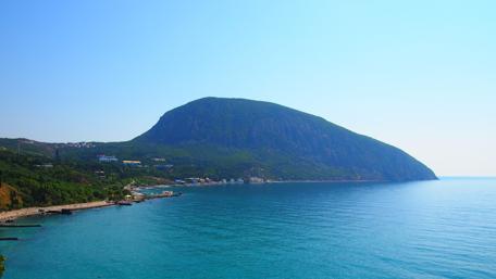 Tranquil Coastal View with Majestic Mountainous Backdrop wallpaper