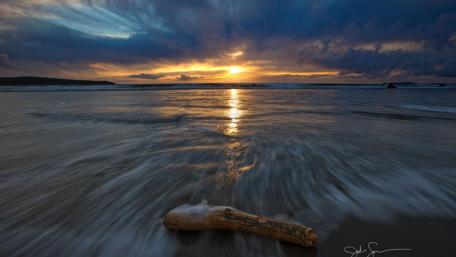 Serene Sunset Over Tranquil Waters wallpaper