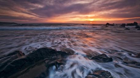Serene Sunset Over Ocean Waves wallpaper