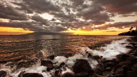 Golden Horizon at Sunset in Tranquil Waves wallpaper