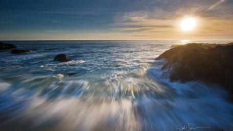 Serene Ocean Sunset with Gentle Waves wallpaper