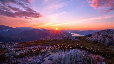 Sunset Serenity Over Tranquil Highlands wallpaper