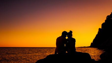 Romantic Sunset Embrace wallpaper