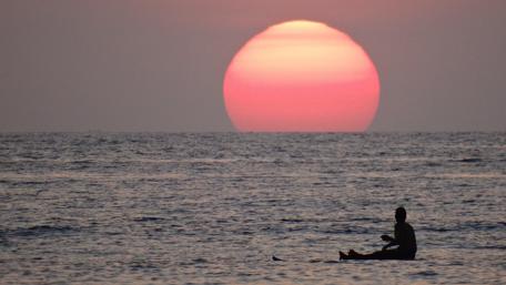 Captivating Sunset Over Calm Waters wallpaper