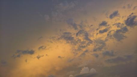 Majestic Evening Sky with Clouds in 4K Resolution wallpaper