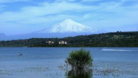 Majestic Snow-Capped Mountain Reflected in Tranquil Lake wallpaper