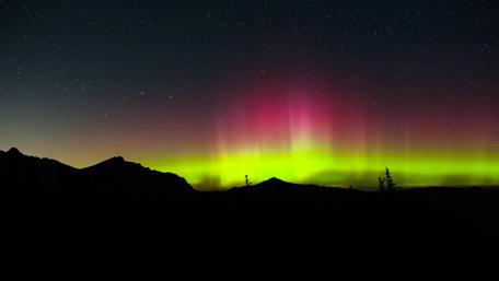 Aurora Borealis Over Majestic Mountains wallpaper