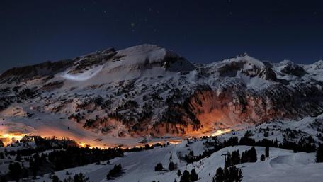 Majestic Night Lights Over Snowy Mountains wallpaper