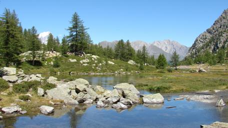 Breathtaking Mountain Lake Landscape wallpaper