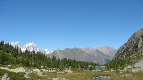 Majestic Mountain Landscape with Serene Lake wallpaper