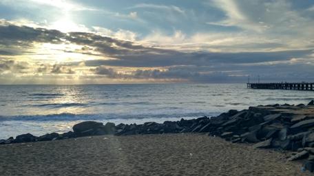 Serene Seashore at Sunset wallpaper