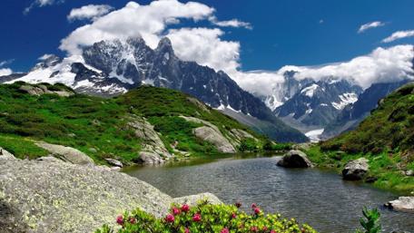Breathtaking Alpine Mountain View wallpaper