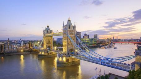 Iconic Tower Bridge at Dusk wallpaper
