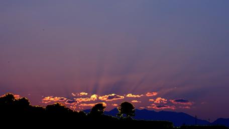 Serene Sunset Over Mountains wallpaper