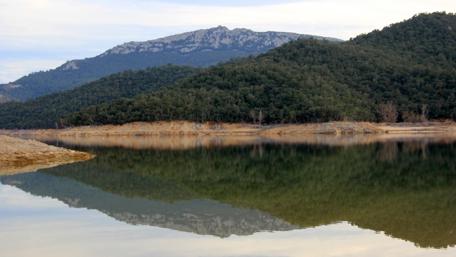 Serene Mountain Reflections in Tranquil Waters wallpaper