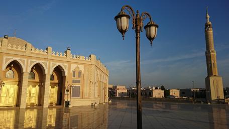 Golden Reflections in Dubai Mosque Scene wallpaper