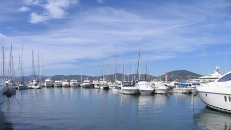 Serene Marina View with Yachts and Clear Sky wallpaper