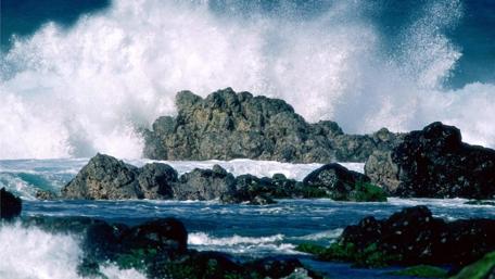 Dynamic Waves Crashing on Rocky Shoreline wallpaper