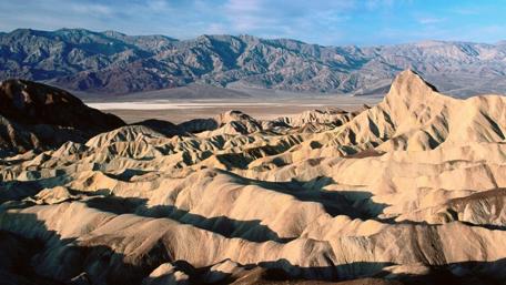 Majestic Serenity of the Desert Landscape wallpaper