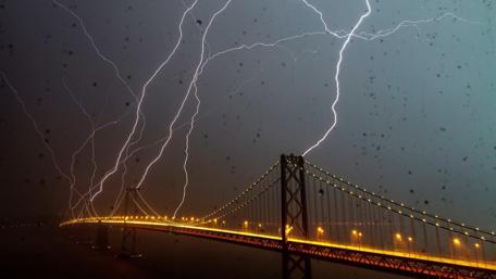 Stunning Lightning Over the Golden Gate Bridge wallpaper