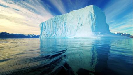 Majestic Iceberg in Tranquil Waters wallpaper