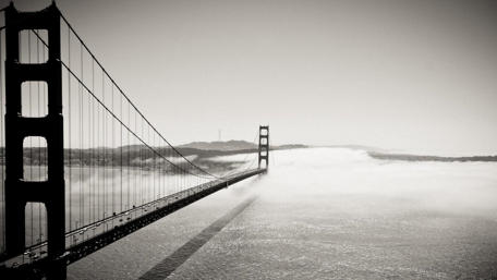Golden Gate Serenity in Monochrome wallpaper