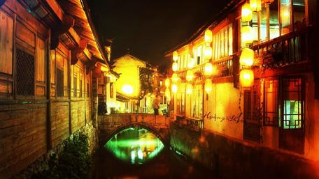 Serenity in Lijiang's Nighttime Canals wallpaper